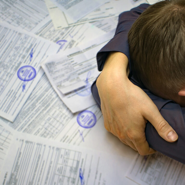 Πώς θα προστατευθείτε από κατασχέσεις μισθών, καταθέσεων, ακινήτων